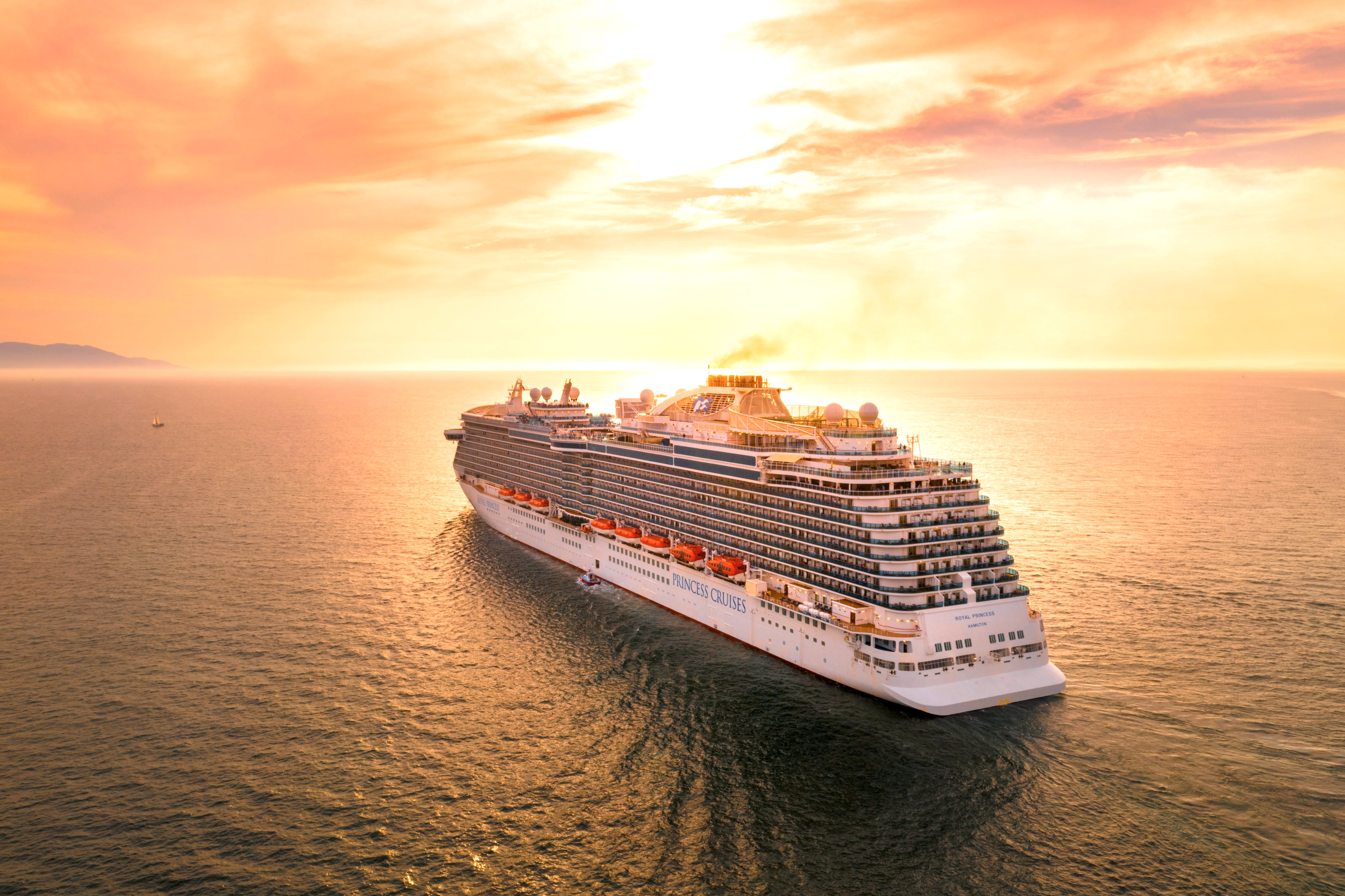 Cruise_ship_sunset